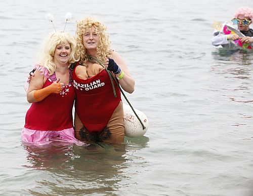The lifeguards like to play too... The lifeguards like to play too...